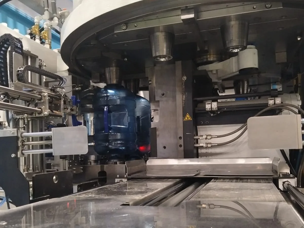 Un garrafón recién soplado, todavía dentro del molde
